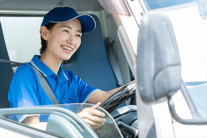 《久世郡久御山町》週払いOK・3ｔ車での飲料の店舗配送ドライバー！（高収入・週休2日）