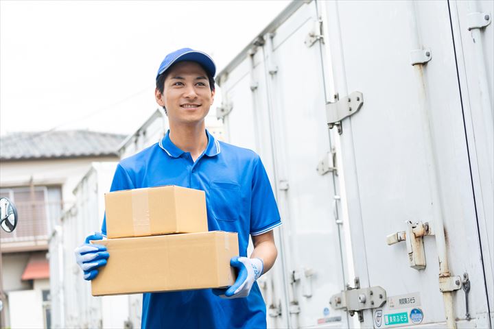 《神戸市東灘区》週払いOK・4ｔ車での衣類や雑貨の配送ドライバー！（Web面接OK・週休2日）