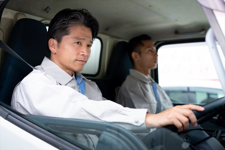 《美濃加茂市》週払いOK・3ｔ車でのコンビニ向け常温商品の配送ドライバー！（2ヶ月間のみの短期・時間外勤務ほぼなし）