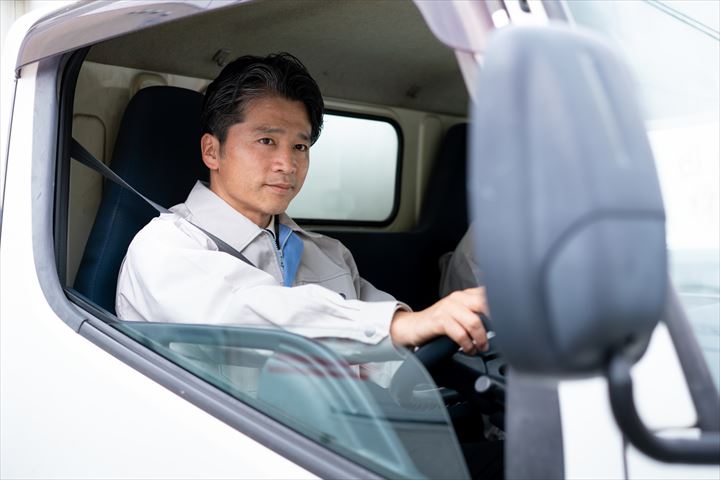 《市川市》週払いOK・2ｔ車での精密機器のセンター間集配ドライバー！（Web面接OK・土日祝休み）