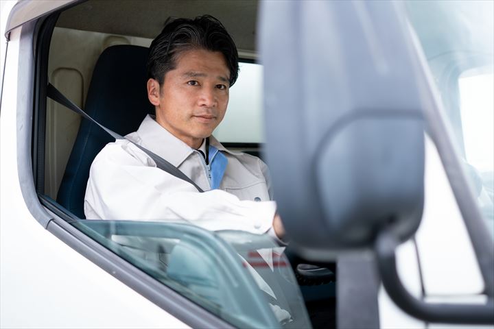 《大和郡山市》週払いOK・4ｔ車でのセンターや工場への冷蔵食品の配送ドライバー！（Web面接OK・短時間18:00～1:00）
