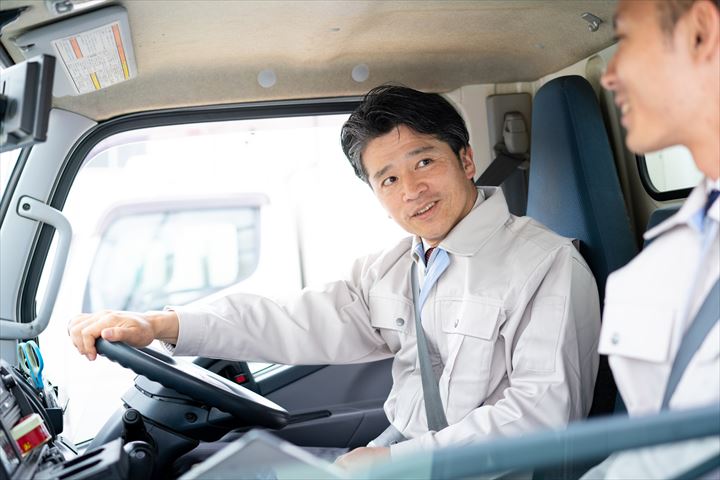 《津市》週払いOK・3ｔ車での企業向け一般貨物の配送ドライバー！（週休2日・日勤）