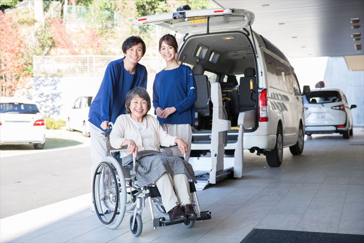 《中央区》週払いOK・普通車での介護施設利用者の送迎ドライバー！（高時給・9:45～14:45の短時間）