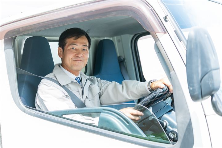 《鈴鹿市》週払いOK・1ｔ～3ｔ車でのカー用品の集配及び倉庫内作業スタッフ！（Web面接OK・高時給）