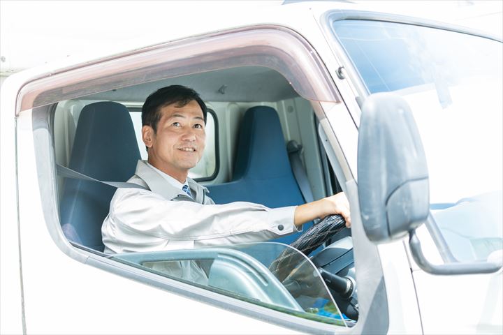 《前橋市》週払いOK・3ｔ車でのフローズン商品の店舗配送ドライバー！（高収入・2024年9月10日までの短期）