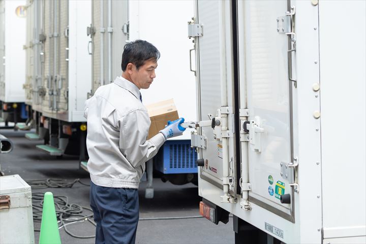 《戸田市》週払いOK・4ｔ車での3温帯食品のセンター間配送ドライバー！（高時給・時間外勤務ほぼ無し）