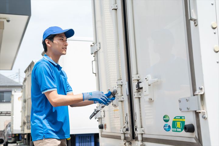 《真岡市》週払いOK・3ｔ車でのレンタル機器の店舗配送ドライバー！（土日祝休み・時間外勤務ほぼ無し）