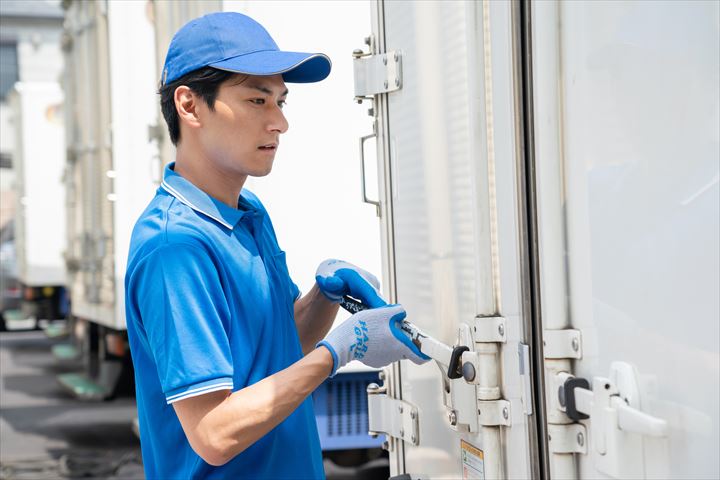 《江東区》週払いOK・1ｔ車でのデパートやセンターへの菓子や食品の配送ドライバー！（Web面接OK・AT限定OK）