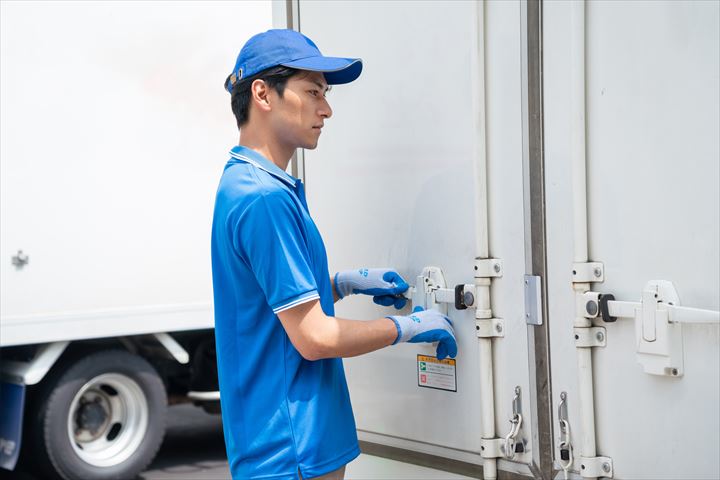 《江東区》週払いOK・2ｔ車での家具の個宅配送ドライバー！（週休2日・高時給）