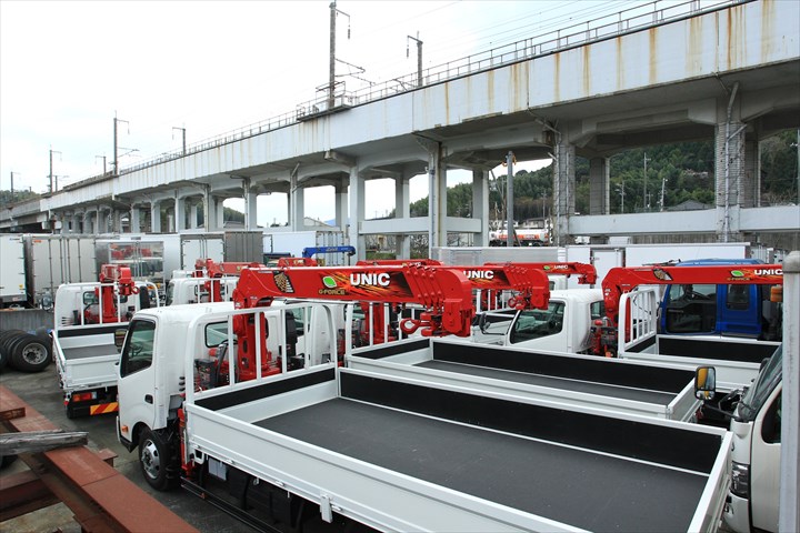 《川崎市川崎区》週払いOK・大型ダンプ車でのアスファルトの工場間運搬ドライバー！（Web面接OK・高収入）