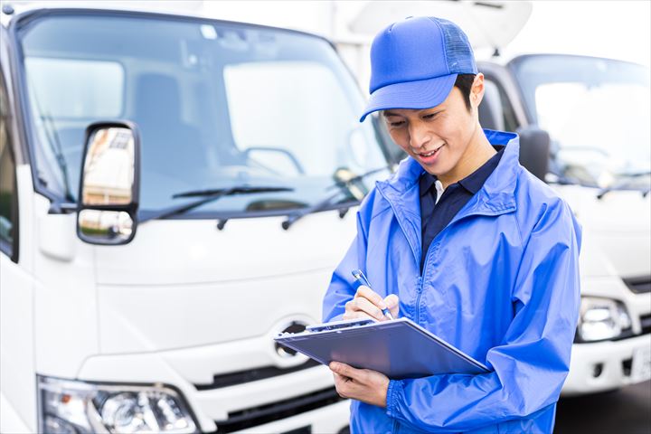 《座間市》週払いOK・4ｔ車での常温、冷凍品の店舗配送ドライバー！（Web面接OK・高収入）