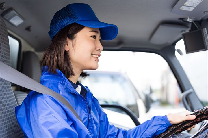 《横浜市瀬谷区》週払いOK・4ｔ車でのドラッグストアへのチルド商品の配送ドライバー！（Web面接OK・週休2日）