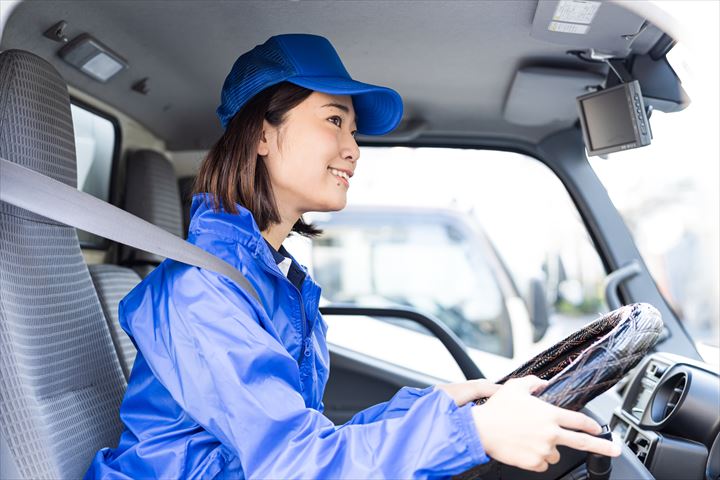 《大分市》週払いOK・4ｔ車での企業向け一般貨物の集配ドライバー！（土日祝休み・日勤）