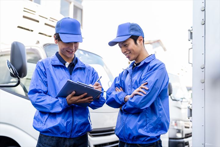 《枚方市》週払いOK・4ｔ車でのスーパーへの食品の配送ドライバー！（Web面接OK・高収入）