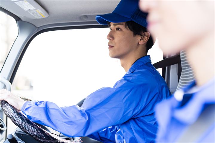 《江東区》週払いOK・2ｔ～4ｔ車での企業向けゴミの回収ドライバー！（高収入・土日休み）