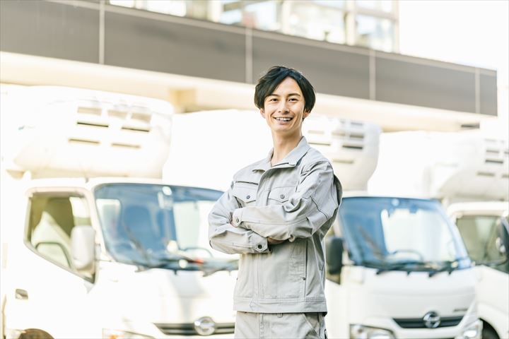 《茨木市》週払いOK・4ｔ車でのスーパーへの食品配送ドライバー！（Web面接OK・週休2日）