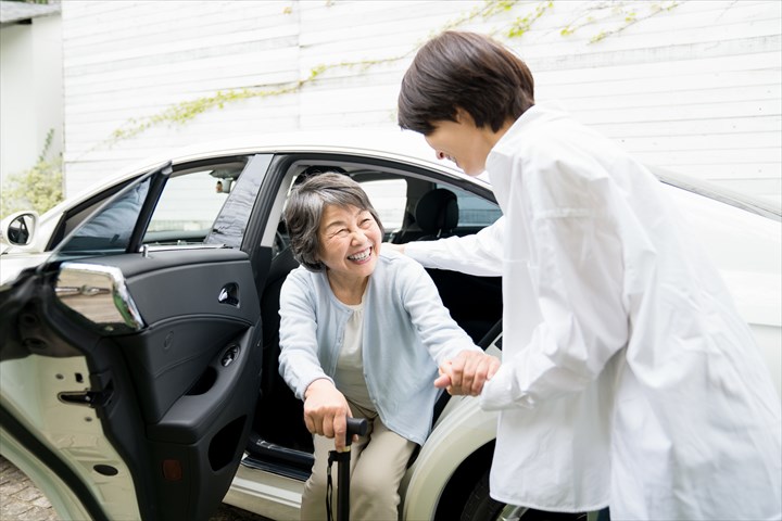 《板橋区》週払いOK・普通車での施設利用者の送迎ドライバー！（高時給・Wワーク歓迎）