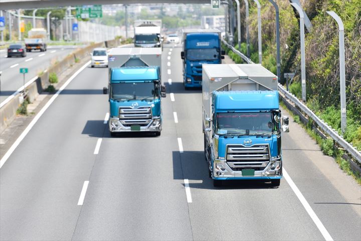 《江戸川区》週払いOK・4ｔ車での航空貨物のセンター間配送ドライバー！（Web面接OK・WワークOK）