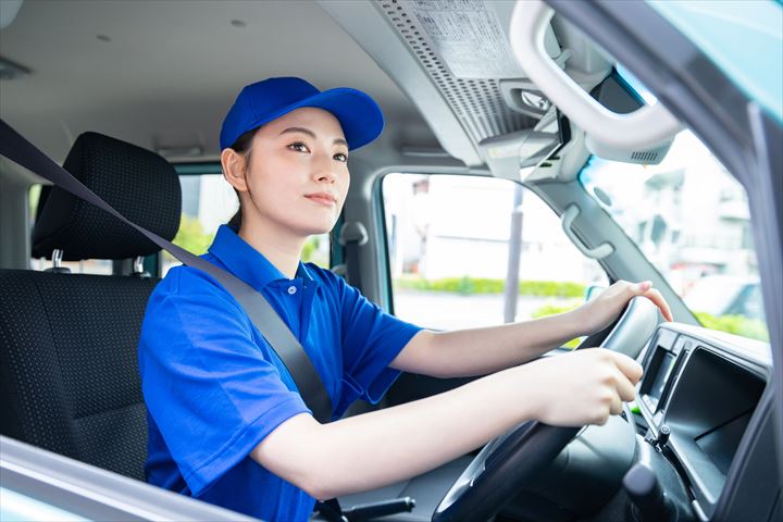 《新宿区》週払いOK・普通車でのデイサービス利用者の送迎ドライバー！（Web面接OK・週休2日）