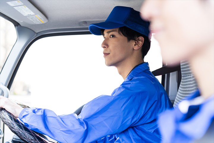 《八幡市》週払いOK・3ｔ車でのスーパーへのチルド食品の配送ドライバー！（Web面接OK・週休2日）