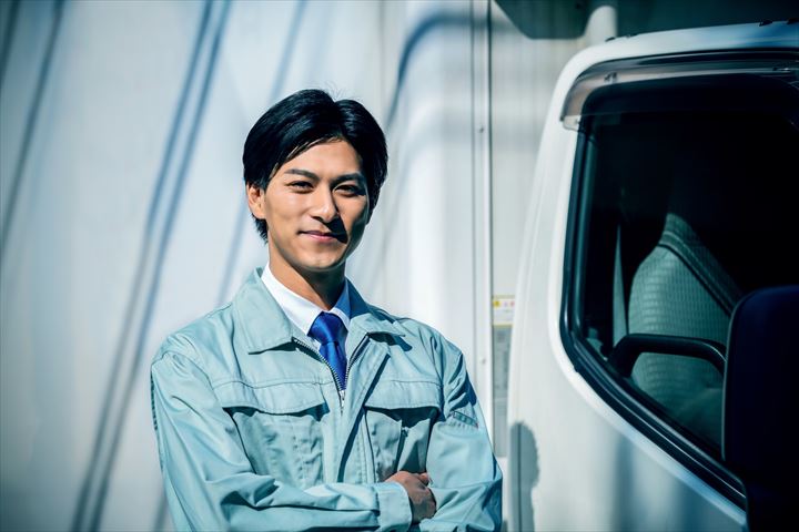 《中津市》週払いOK・4ｔ車での企業向け一般貨物の集配ドライバー！（土日祝休み・日勤）