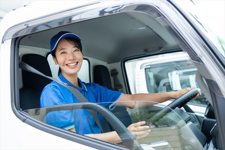 《三田市》週払いOK・4ｔ車でのコンビニへのドライ品配送ドライバー！（ルート配送・Wワーク歓迎・週1）