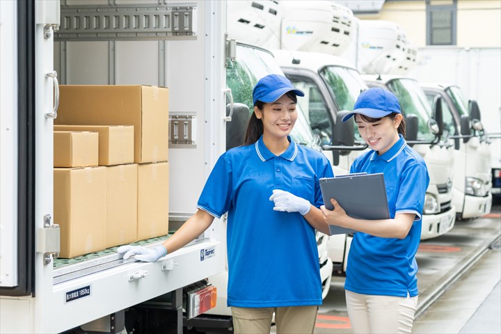 《所沢市》週払いOK・4ｔ車でのコンビニ向け食品のセンター間配送ドライバー！（高収入・追加の時間外勤務ほぼ無し）