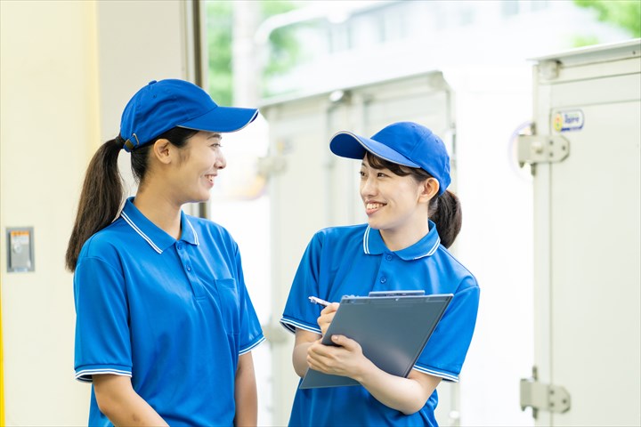 《枚方市》週払いOK・4ｔ車での食品や雑貨などのセンター間配送ドライバー！（Web面接OK・曜日固定休み）