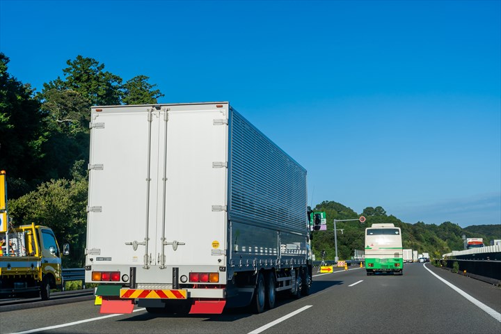 《さいたま市岩槻区》週払いOK・増トン～大型車でのドライ品などの店舗配送ドライバー！（Web面接OK・高収入）