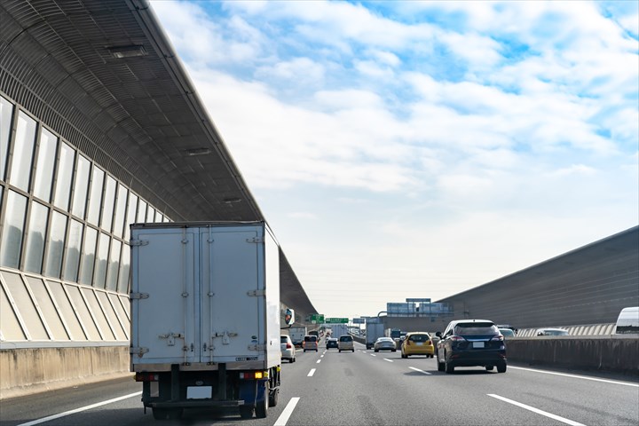 《明石市》週払いOK・4ｔ車でのドライ商品のコンビニ配送ドライバー！（Web面接OK・週休2日）