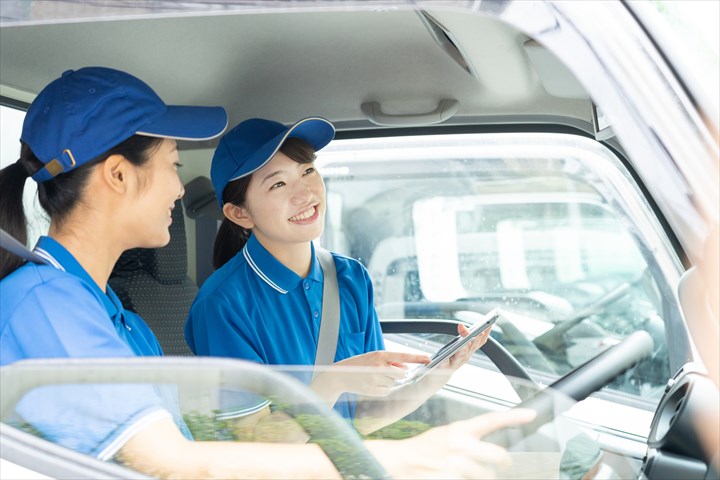 《江戸川区》週払いOK・4ｔ車での食品全般の店舗、センター間集配ドライバー！（週休2日・高収入）