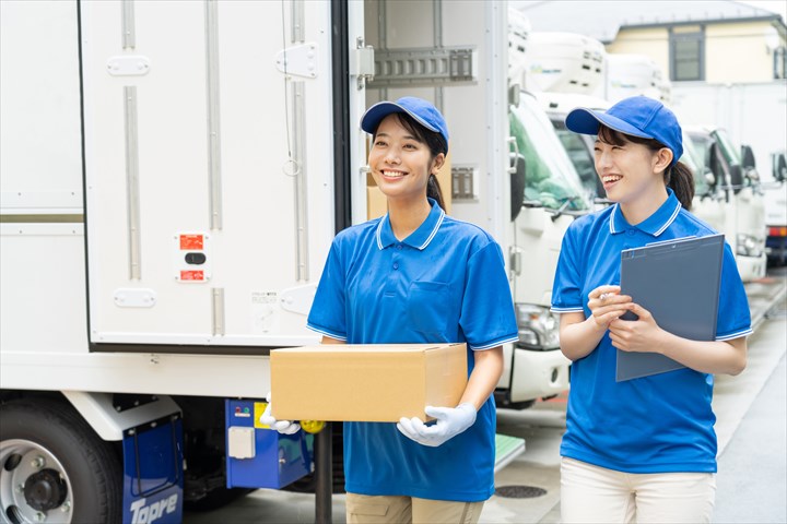 《久喜市》週払いOK・2ｔ車でのコンビニへの食品配送ドライバー！（Wワーク・短時間22:00～4:00）
