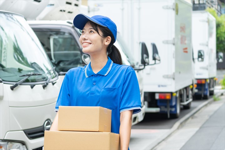 《東大阪市》週払いOK・4ｔ車でのアパレル商品の集配ドライバー！（週休2日・日勤）