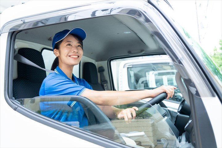 《座間市》週払いOK・3ｔ車でのお弁当やチルド品のコンビニ配送ドライバー！（Web面接OK・週休2日）