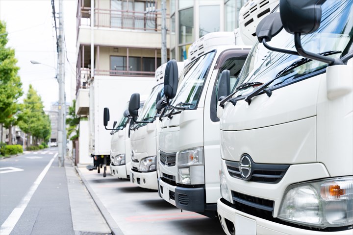 《鈴鹿市》週払いOK・4ｔ平車でのガスボンベの企業向け配送ドライバー！（高時給・土日祝休み）