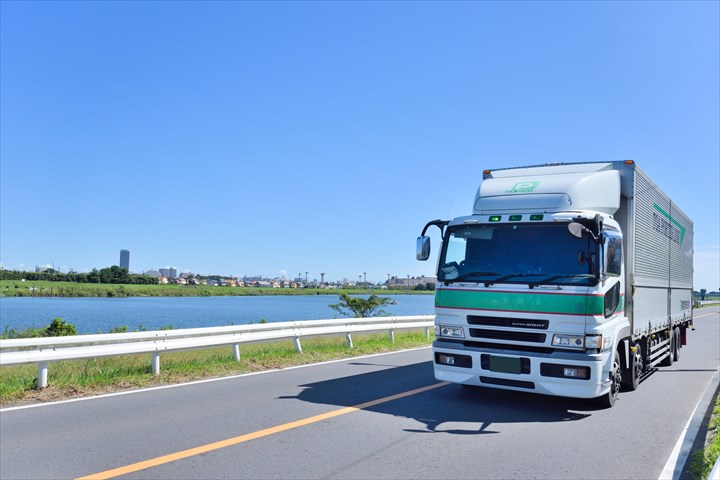 《春日部市》週払いOK・4ｔ車でのチルド品のセンター間配送ドライバー！（Web面接OK・負担少なめ）