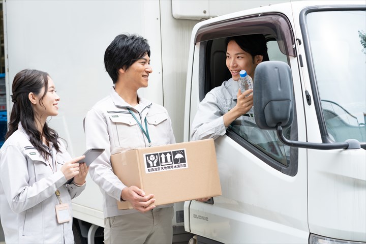 《厚木市》週払いOK・2ｔ車での企業等への精密機器の配送ドライバー！（Web面接OK・高収入）