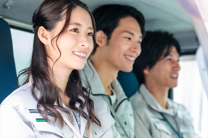 《横須賀市》週払いOK・2ｔ車での家具の個宅配送ドライバー！（週休2日・助手付き）