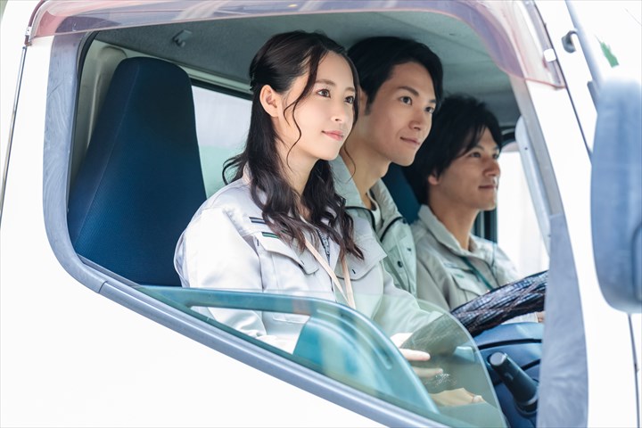 《大阪市生野区》週払いOK・2ｔパッカー車での資源ごみの回収ドライバー！（土日休み・未経験も活躍）