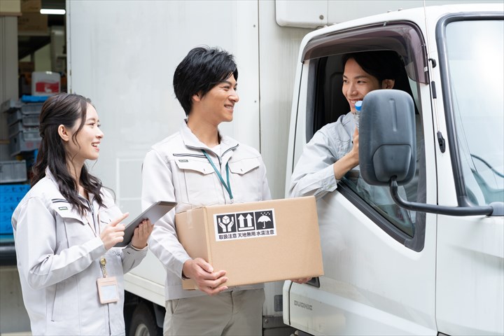 《江戸川区》週払いOK・4ｔ車での食品全般のセンター、問屋などへの集配ドライバー！（高収入・週休2日）