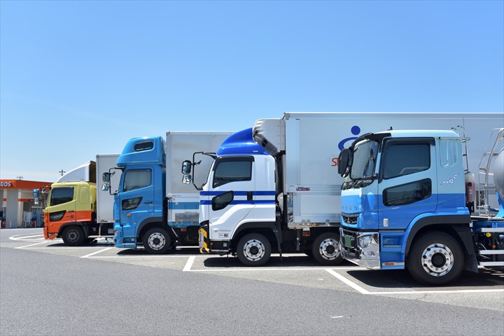 《岐阜市》週払いOK・大型ウイング車での食品トレーのセンター間配送ドライバー！（高収入・土日祝休み）
