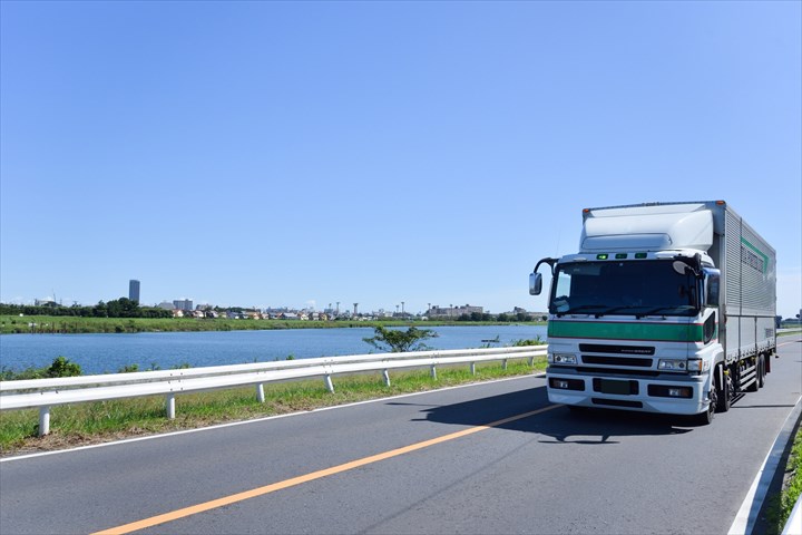 《丹波篠山市》週払いOK・大型車での食品会社からの飼料製造用の原料の回収ドライバー！（Web面接OK・週休2日）