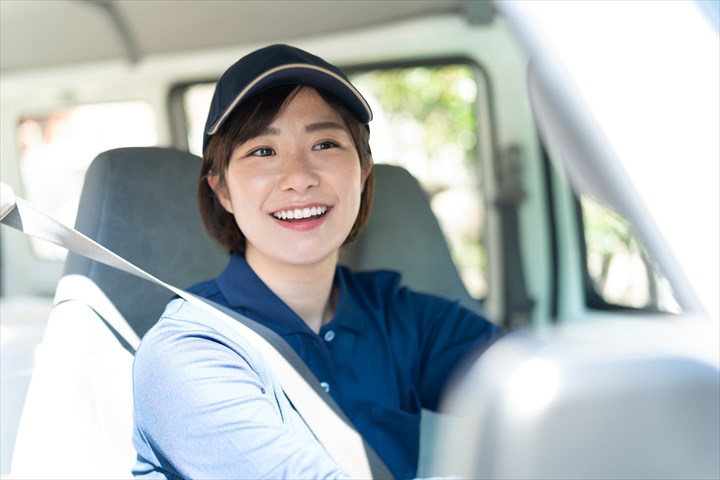 《豊中市》週払いOK・ハイエースでのクリーニング品の店舗配送ドライバー！（Web面接OK・未経験歓迎）