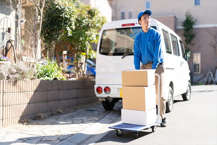 《松戸市》週払いOK・4ｔ車での寿司屋への冷凍食品の配送ドライバー！（Web面接OK・週休2日）