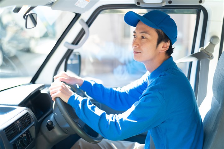 《大阪市北区》週払いOK・普通車でのシティホテルへの衣類の集配ドライバー！（Web面接OK・シニアOK）