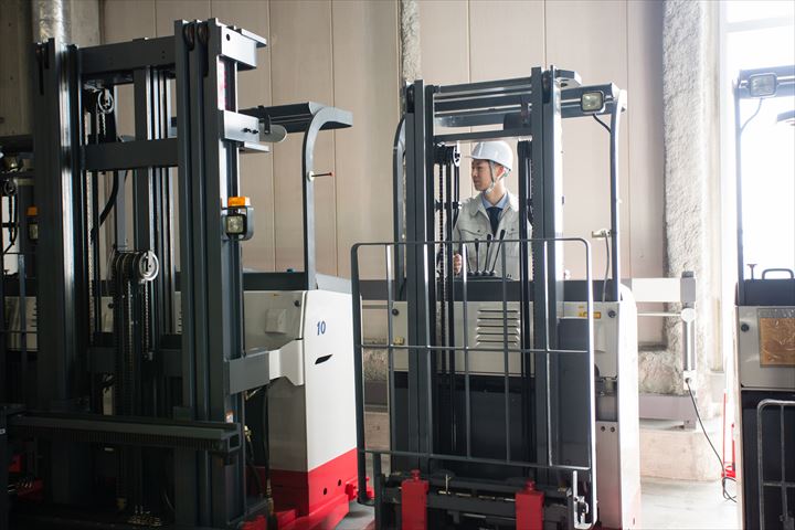 《江戸川区》週払いOK・リーチフォークでの雑貨類などの入出庫スタッフ！（土日祝休み・日勤帯）