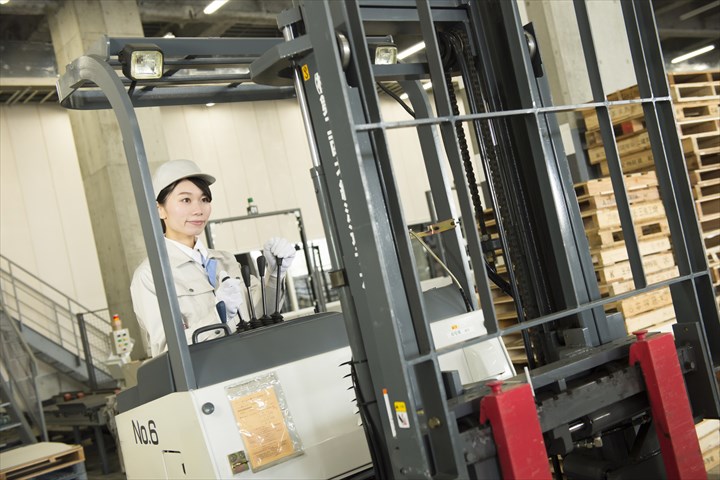 《厚木市》週払いOK・リーチフォークでの常温加工商品の入出庫作業スタッフ！（Web面接OK・土日休み）