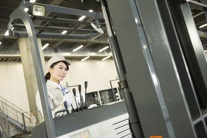 《伊賀市》週払いOK・フォークリフトでの電気機器の入出庫作業スタッフ！（土日祝休み・日勤）