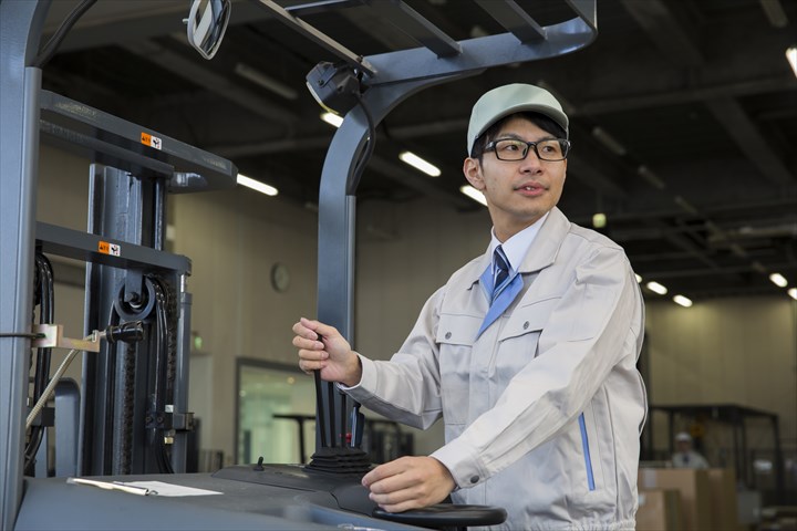 《大阪市住之江区》週払いOK・フォークリフトでの飲料の入出庫作業スタッフ！（Web面接OK・週休2日）