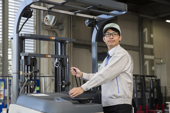 《草加市》週払いOK・フォークリフトを使用した空調製品の入出庫作業スタッフ！（土日祝休み・時間外勤務ほぼなし）